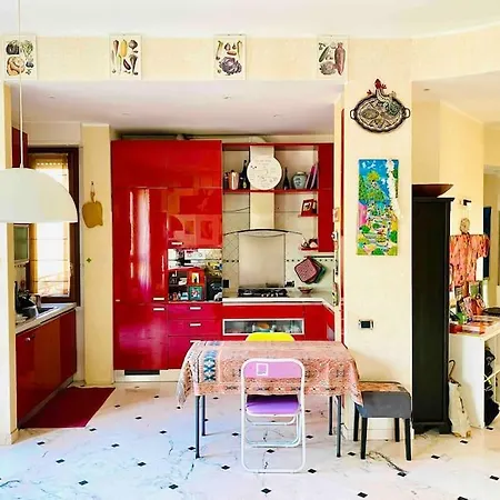 Artistic 2-bedroom Apartment *